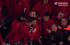 乐竞体育APP官网-勒沃库森1-2不敌德丙球队,扎卡与自家球迷在看台上激烈交流